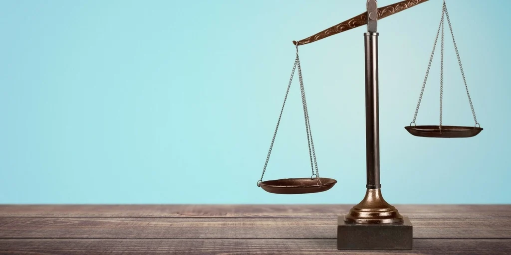 Weighing the Pros and Cons of Settling and Going to Court