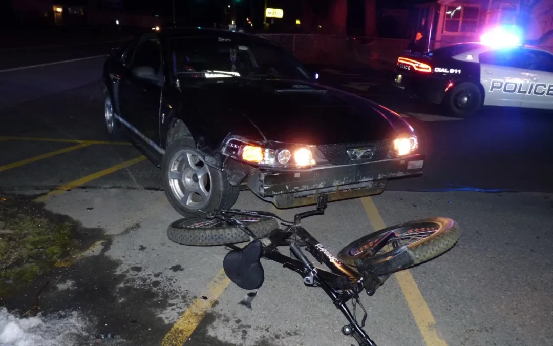 ¿Quién es responsable si un coche atropella a un ciclista que circulaba fuera del carril bici?