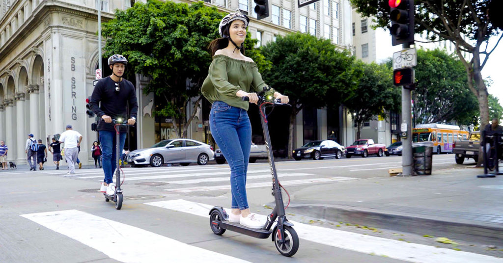 Mantenerse seguro mientras conduce scooters eléctricos: una guía para viajeros urbanos